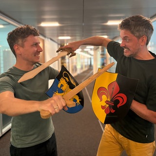 SWR1 Moderatoren Julian Hammerstein und Benedict Walesch in gespielter Duellanten-Pose für das SWR1 HITmach-Duell.