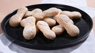 Löffelbiskuit, angerichtet auf einem Teller. Ein SWR1 Pfännle-Rezept zum Motto "Bock auf Brot".