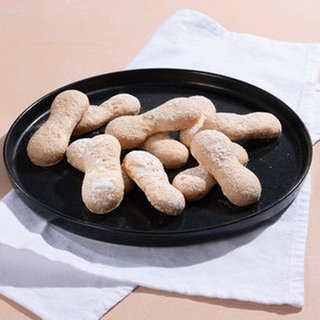 Löffelbiskuit, angerichtet auf einem Teller. Ein SWR1 Pfännle-Rezept zum Motto "Bock auf Brot".