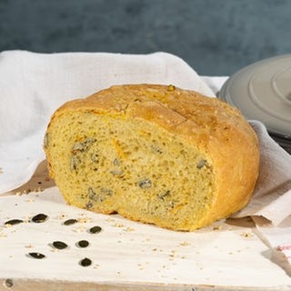 Dinkel Topf Brot mit Kürbis, angerichtet auf einem Brett. Ein SWR1 Pfännle-Rezept zum Motto "Bock auf Brot".