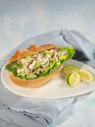 Fischbrötchen mit Forelle, angerichtet auf einem Teller. Ein SWR1 Pfännle-Rezept zum Motto "Bock auf Brot".