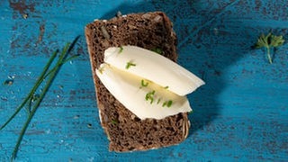 Handgemachte Butter auf einer Scheibe Brot. Ein SWR1 Pfännle-Rezept zum Motto "Bock auf Brot".