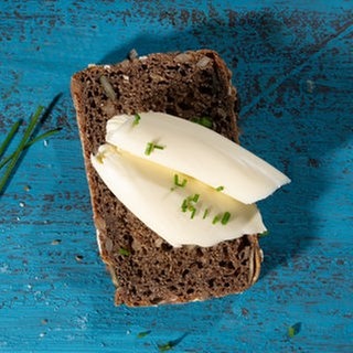 Handgemachte Butter auf einer Scheibe Brot. Ein SWR1 Pfännle-Rezept zum Motto "Bock auf Brot".
