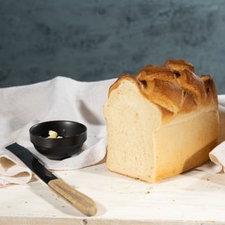 Selbstgebackenes Toastbrot auf einem Schneidebrett. Ein SWR1 Pfännle-Rezept zum Motto "Bock auf Brot".