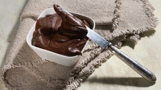 Dunkelbier-Ganache in einer kleinen Schüssel. Ein SWR1 Pfännle-Rezept zum Motto "Bock auf Brot".