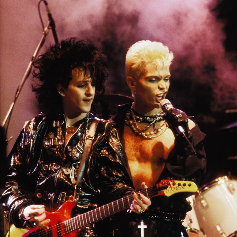 pop-ikonenGitarrist Steve Stevens, Billy Idol (111986)  Personen, Musik, music, Rock, Pop, Sänger, singer, Auftritt, Konzert, concert, Mikrofon, Mikrophon, Gitarre spielen, Gitarrist, Bühnennebel, Mode, 80er Jahre, 80s, eighties
