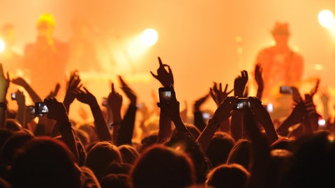 Jubelnde Menschen bei einem Konzert