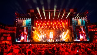 jazzopen Stuttgart, Schlossplatz. Stuttgart wird im Juli 2026 wieder zur Jazz-Hauptstadt Deutschlands: Vom Schlossplatz über Altes Schloss und Spardawelt bis Fruchtkasten und Bix Jazzclub gibt's Musik pur. Diesmal unter anderem dabei: Curtis Stigers, die SWR Big Band, Lee Ritenour, Diana Krall, Nick Cave, Katy Perry, Jamiroquai, Joss Stone und Jamie Cullum.