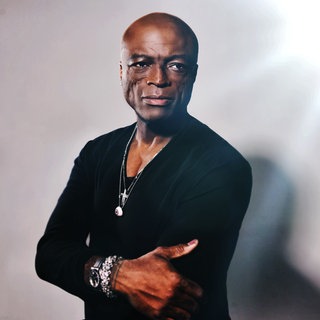 Seal steht mit verschränkten Armen da.