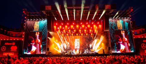 Jazz Open Stuttgart, Schlossplatz. Stuttgart wird im Juli 2026 wieder zur Jazz-Hauptstadt Deutschlands: Vom Schlossplatz über Altes Schloss und Spardawelt bis Fruchtkasten und Bix Jazzclub gibt's Musik pur. Diesmal unter anderem dabei: Curtis Stigers, die SWR Big Band, Lee Ritenour, Diana Krall, Nick Cave, Katy Perry, Jamiroquai, Joss Stone und Jamie Cullum.