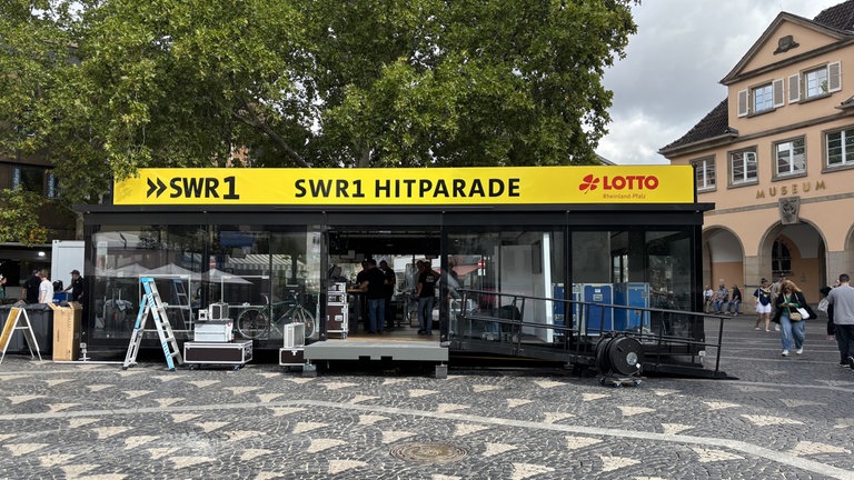 Alles muss rein. Noch installiert das SWR1 Team jede Menge Technik im Gläsernen Studio. Bevor am Sonntag um 15 Uhr die SWR1 Hitparade startet, hat die Probesendung aus Frankenthal hoffentlich störungsfrei funktioniert.