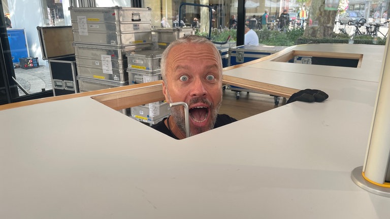 Endlich. Der Studiotisch steht und Techniker Torsten hat den Durchblick. Jetzt kommen die Kabel und später das Mischpult. Die SWR1 Hitparade 2026 live aus Frankenthal. Wir freuen uns auf viele Besucher!