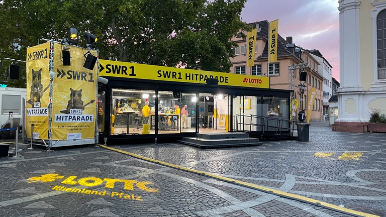 Noch ist es ruhig vor dem Gläsernen Studio auf dem Rathausplatz, aber ...