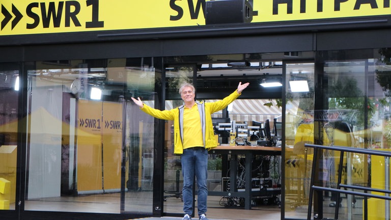 SWR1 Hitparaden-Moderator Hanns Lohmann schaut da lieber mal vors Gläserne Studio, ob es regnet oder nicht.