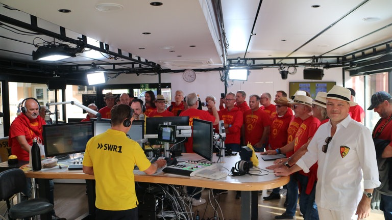 Da wird es kuschelig im Gläsernen Studio: der 1. Frankenthaler Männerchor 03 ist zu Gast und hat eine Mission ...
