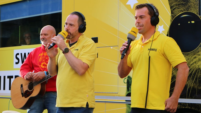 Dann wird es nicht nur für Willi Brausch vom 1. Frankenthaler Männerchor 03 (links) ernst: Gewinnt Frankenthal, muss das "Doppel B" statt im gelben SWR1-Polohemd am Dienstag im 80er-Sportoutfit auf dem Laufband moderieren.