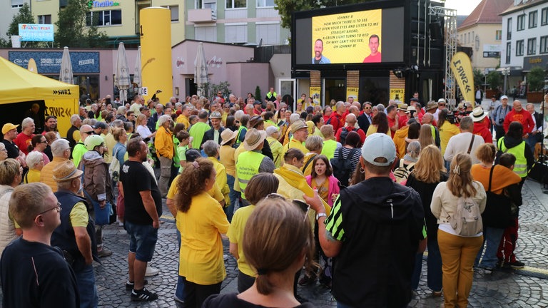 Stadtwette gewonnen! Am Ende singen über 300 Menschen "Johnny B.".