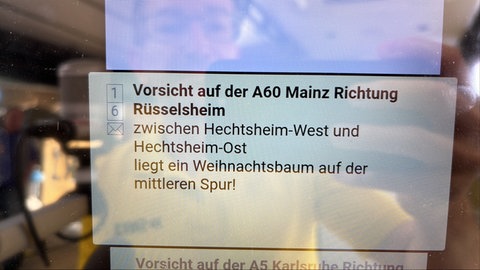 Kuriose Verkehrsmeldung am Hitparaden-Dienstag: Auf der A60 liegt ein Weihnachtsbaum auf der mittleren Spur.