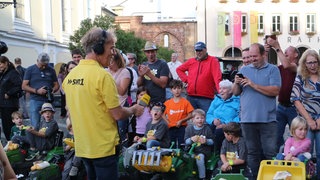 Stadtwette am Mittwoch: Etliche kleine und noch kleinere Traktoren auf dem Rathausplatz.