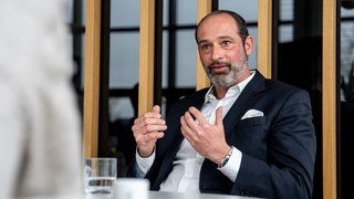 Philipp von Brandenstein, Leiter der Unternehmenskommunikation von Rheinmetall. Welche Rolle spielt die Moral im Geschäft mit Waffen und Krieg und Verteidigungstechnik? Darüber sprechen wir mit Philipp von Brandenstein in SWR1 Leute.