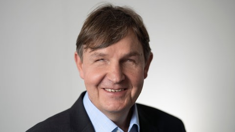 Andreas Bethke, Geschäftsführer des Deutschen Blinden- und Sehbehindertenverbandes e.V. (DBSV) spricht in SWR1 Leute darüber: Barrierefreiheit - Was muss da besser werden? Wo sind die aktuell größten Probleme im Alltag?