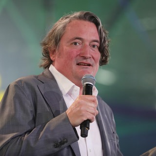 Andreas Gebhard spricht in ein Mikrofon.