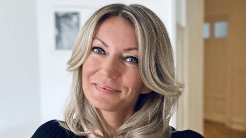 Estell Baumann, Anwältin für Familienrecht schaut lächelnd in die Kamera. Wir sprechen in SWR1 Leute mit ihr über Trennung und Scheidung ohne Rosenkrieg.