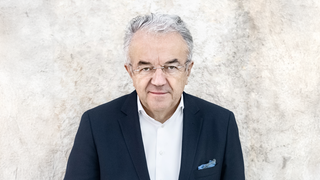 Architekt Werner Sobek schaut in die Kamera.
