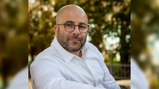 Arye Sharuz Shalicar, Sprecher der israelischen Armee, sitzt auf einer Bank und dreht sich zum Fotografen. Arye Sharuz Shalicar gilt als deutsches Gesicht der israelischen Verteidigungsstreitkräfte. In SWR1 Leute sprechen wir mit ihm über die andauernden Kämpfe im Nahen Osten und die Haltung der israelischen Armee.
