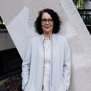 Journalistin Christina Berndt schaut zufrieden in die Kamera. | Christina Berndt: Wenn der Klimawandel auf Körper und Seele drückt