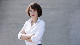 Barbara Bleisch, Philosophin und Moderatorin, schaut in die Kamera. Barbara Bleisch verrät in SWR1 Leute: Darum sind die Jahre zwischen 35 und 65 die besten Jahre unseres Lebens! So kommen wir aus Midlife-Crisis heraus, finden Gelassenheit und können unser Leben noch einmal neu gestalten.