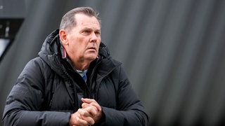 Bernd Beetz (Präsident des SV Waldhof Mannheim) beobachtet ein Fußballspiel. Kann der Macher, Investor und Sportmäzen den SV Waldheim wieder nach vorne bringen? Wirtschaftlich versucht er es gerade mit den angeschlagenen Kaufhauskette Galeria. Erfolgreich war er schon mit Marken wie Christian Dior.