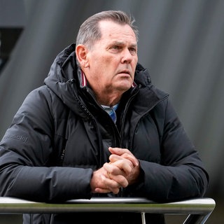 Bernd Beetz (Präsident des SV Waldhof Mannheim) beobachtet ein Fußballspiel. Kann der Macher, Investor und Sportmäzen den SV Waldheim wieder nach vorne bringen? Wirtschaftlich versucht er es gerade mit den angeschlagenen Kaufhauskette Galeria. Erfolgreich war er schon mit Marken wie Christian Dior.