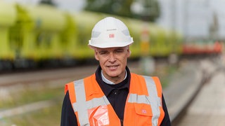 Berthold Huber, Vorstand Infrastruktur der Deutschen Bahn, steht auf der Riedbahnbaustelle am Bahnhof Gernsheim. Wie die Deutsche Bahn ihr Schienennetz in Zukunft modernisieren will und welche Herausforderungen es gibt, verrät Berthold Huber