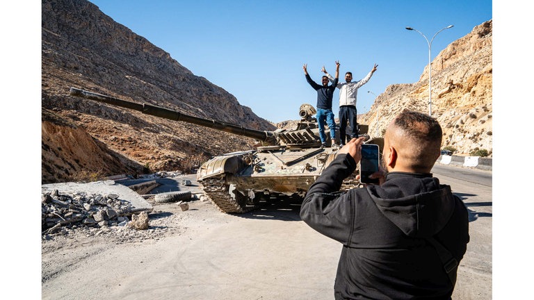 Zwei Syrer stehen auf einem Panzer und jubeln. Fotograf Lutz Jaekel besuchte Syrien nach dem Sturz des Assad Regimes und erzählt in der SWR1 Leute von seiner Reise