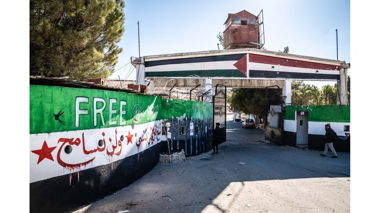 Graffiti mit den Farben der syrischen Flagge. Fotograf Lutz Jaekel besuchte Syrien nach dem Sturz des Assad Regimes und erzählt in der SWR1 Leute von seiner Reise