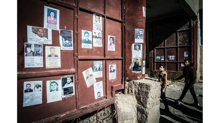 Vermissten-Steckbriefe am Gefängnistor. Fotograf Lutz Jaekel besuchte Syrien nach dem Sturz des Assad Regimes und erzählt in der SWR1 Leute von seiner Reise