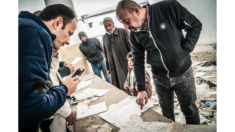Männer auf der Suche nach Verwandten. Fotograf Lutz Jaekel besuchte Syrien nach dem Sturz des Assad Regimes und erzählt in der SWR1 Leute von seiner Reise