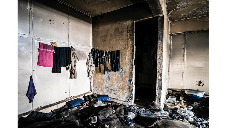 Wäscheleine in Gefägniszelle. Fotograf Lutz Jaekel besuchte Syrien nach dem Sturz des Assad Regimes und erzählt in der SWR1 Leute von seiner Reise