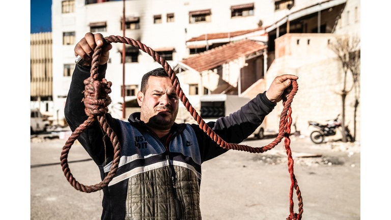 Mann zeigt Strick. Fotograf Lutz Jaekel besuchte Syrien nach dem Sturz des Assad Regimes und erzählt in der SWR1 Leute von seiner Reise