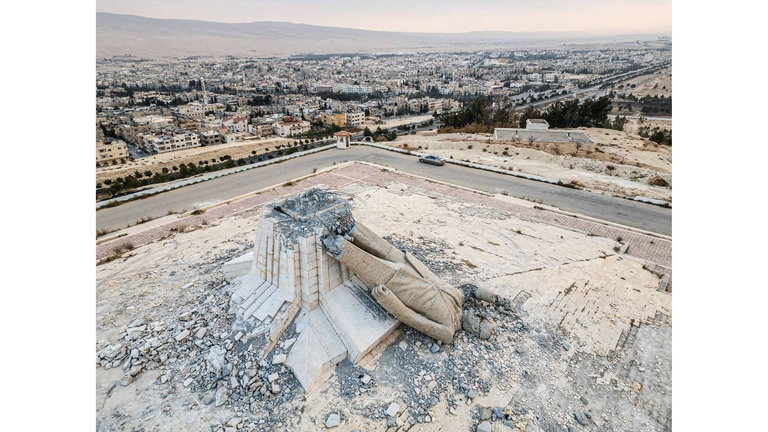 Gestürzte Assad Statue. Fotograf Lutz Jaekel besuchte Syrien nach dem Sturz des Assad Regimes und erzählt in der SWR1 Leute von seiner Reise