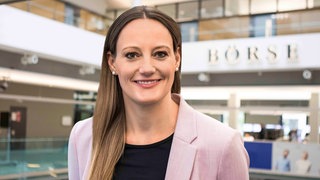 Die Stuttgarter Börsenexpertin Cornelia Frey lacht in die Kamera. Cornelia Frey setzt sich dafür ein, dass sich mehr Frauen um Geldanlagen und Börsengeschäfte kümmern. In SWR1 Leute verrät sie, wie man gute Aktien und Anlagen erkennt.