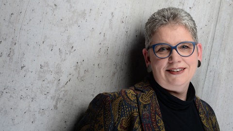 Pflegeberufe: Chronisch überlastet, wenig Lohn, kaum Anerkennung. Wie sie wieder attraktiver werden könnten, besprechen wir in SWR1 Leute mit Christine Vogler, der Präsidentin des Deutschen Pflegerats. Weitere Themen: das Pflegekompetenz, Tipps zur eigenen Pflegevorsorge, die Zukunft der Pflege und wie andere Länder in Europa den Pflegenotstand deutlich besser bewältigen.