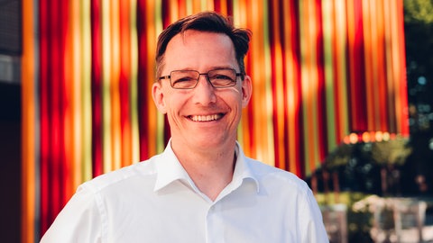 Digitaltrainer Daniel Wolff lacht in die Kamera.