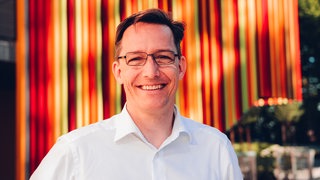 Digitaltrainer Daniel Wolff lacht in die Kamera.