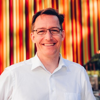 Digitaltrainer Daniel Wolff lacht in die Kamera.