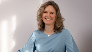 Dr. Barbara Schmidt, Hypnose-Expertin, sitzt in einem Sessel und lächelt in die Kamera.  Sich nicht mehr von der Angst beeinflussen lassen, die eigenen Ressourcen optimal aktivieren: Hypnose-Expertin Barbara Schmidt zeigt Wege, wie ihr das erreicht.  Die Privatdozentin ist zu Gast in SWR1 Leute. 