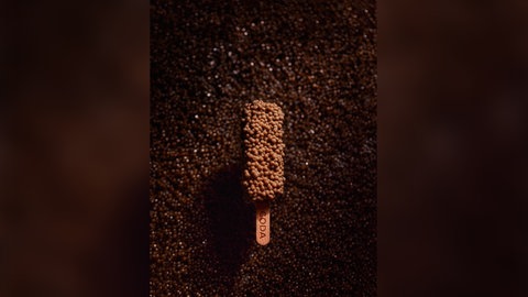 CODA Berlin: Eis am Stiel mit Kaviar. Ein Dessert von Patissier René Frank