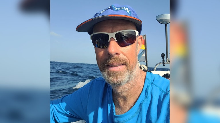Extremsportler Martin Stengele in seinem Ruderboot auf dem Atlantik.