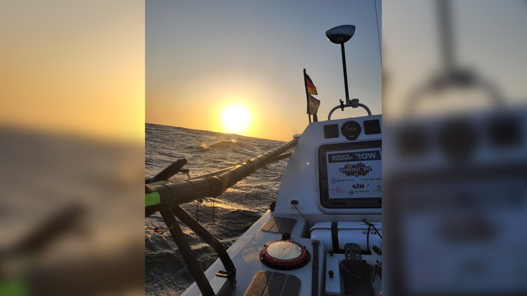 Mit dem Ruderboot auf dem Atlantik in den Sonnenuntergang.